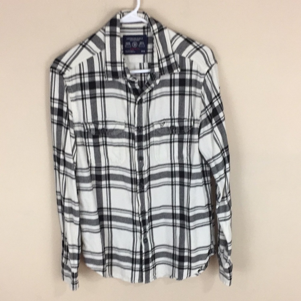 AEO Black and White Plaid Flannel Shirt Size Medium Athletic Fit
